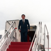 Alberto Fujimori en 1998, llegando a Estados Unidos para una visita oficial