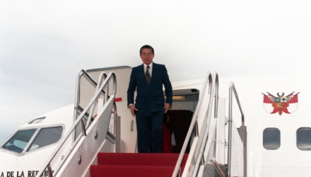 Alberto Fujimori en 1998, llegando a Estados Unidos para una visita oficial