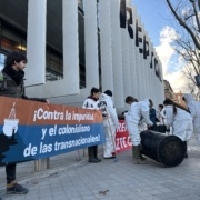 Protesta frente a la sede de Repsol de Madrid de activistas ecologistas.