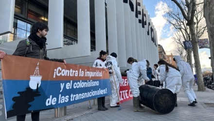 Protesta frente a la sede de Repsol de Madrid de activistas ecologistas.